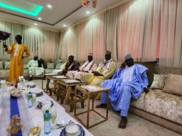 VISITE CHEZ LE KHALIFE DES MOURIDES CONDUISANT UNE DELEGATION AU NOM DU KHALIFE DE MEDINA BAYE CHEIKH MAHI IBRAHIMA NIASS
